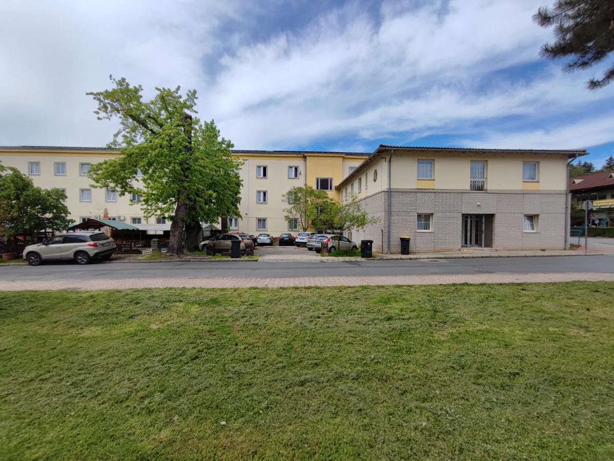 Hotel Beke Sziget Komlo Экстерьер фото
