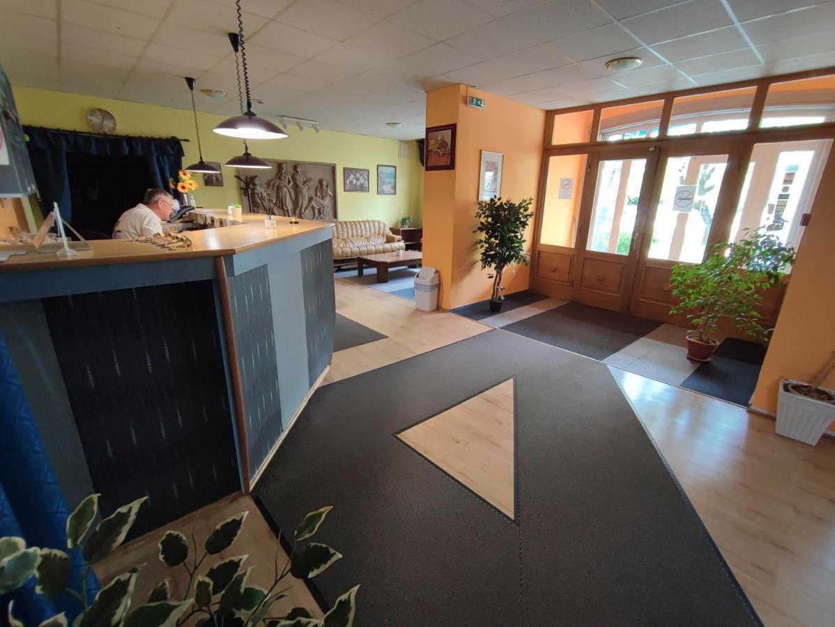 Hotel Beke Sziget Komlo Экстерьер фото